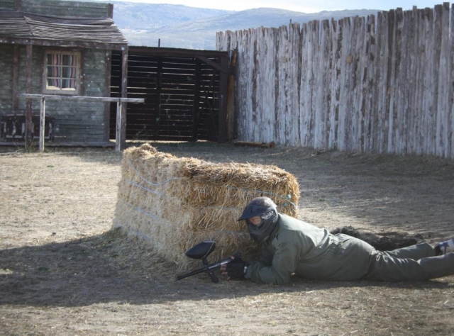 Tumbado en el campo de paintball
